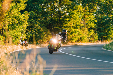 Albert szenvedélyesen szereti a motorozást és mindazt, ami vele jár  (Fotó: Mengyán Albert)