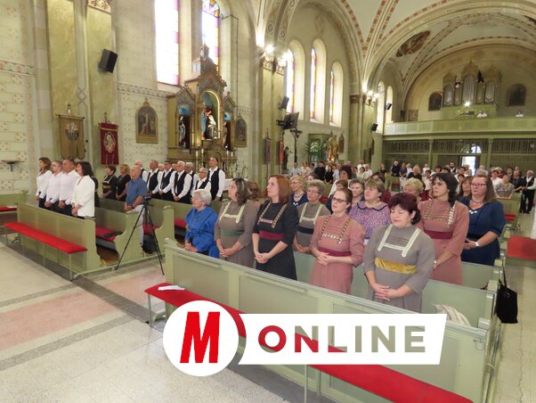 A kórustalálkozó résztvevői a Vlasityné Zélity Klára tiszteletére bemutatott misén (Csincsik Zsolt felvétele)