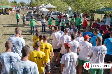 Tóbiás József, a VMSZ parlamenti képviselője köszöntötte az parasztolimpián résztvevő csapatokat (Gergely Árpád felvétele)