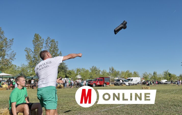 A parasztolimpián elsőként a csizmadobálásban versengtek a csapatok (Gergely Árpád felvétele)