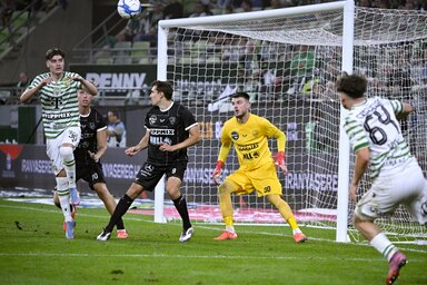 Gruber Zsombor (balról) pontot mentett a Fradinak (Fotó: MTI)