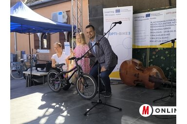 Újhelyi Ákos, a VMSZ köztársasági parlamenti képviselője, az Opti-Bike 3 projektmenedzsere: a beruházás teljes költségvetése 2,3 millió euró  (Dér Dianna felvétele)