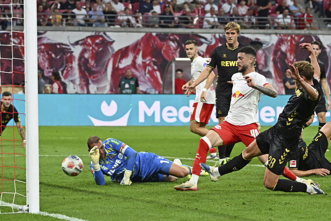 A társak gondoskodtak Gulácsi győztes jubileumáról (Fotó: Beta/AP)