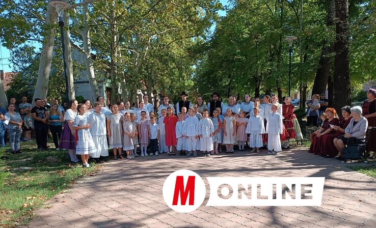 A programot az Akkor szép az erdő, mikor zöld kezdetű népdallal és közös tánccal zárták (Fotó: Kazinczy Paszterkó Diana felvétele)