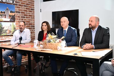 Gordan Bašić, Jasmina Beljan, Nenad Ivanišević és Dražen Đurđić ismertette a rendezvényt (A tartományi kormány felvétele) Gordan Bašić, Jasmina Beljan, Nenad Ivanišević és Dražen Đurđić ismertette a rendezvényt (A tartományi kormány felvétele)