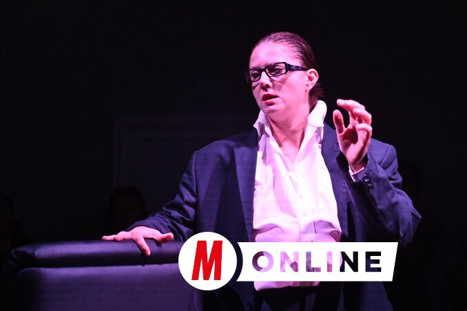 Mészáros Crnkovity Gabriella az elnök szerepében (Fotó: Ótos András felvétele)