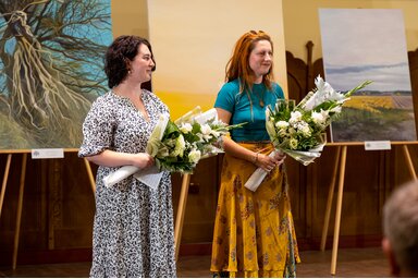 Sándor Laura és Kovács Pécskai Emese festőművészek/Fotó: Magyar Nemzeti Tanács Facebook-oldala