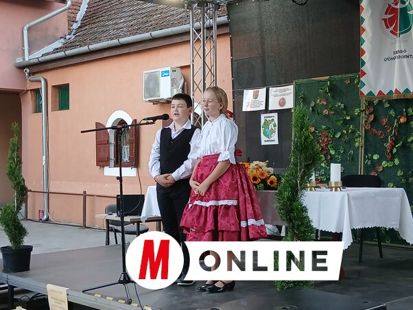 Vojnity M. Edina és Sztipáncsevity Dániel 5. osztályos tanulók szavaltak (Fotó: Kolovity Edina)