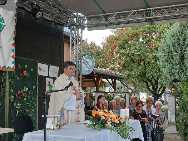 Horváth Endre plébános gyümölcsszentelő miséje (Fotó: Kolovity Edina)