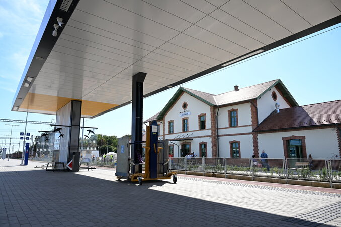 A felújított állomás Lökösházán (Fotó: MTI)