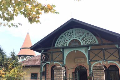 Az épület az 1980-as évek végén épült, egyedül az utcára néző homlokzatával emékeztetett a XIX. század végén épült svájci típusú villákra (Fotó: Góli Csilla/Facebook)