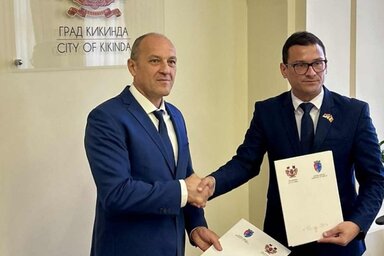 Postelnicu Darius Adrian, Zsombolya polgármestere és Mladen Bogdan, Nagykikinda polgármestere aláírta a kezdeményezésről szóló okiratot (Fotó: Vidács Hajnalka)