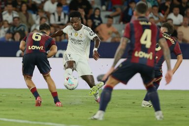 Vinícuis Júnior (fehérben) lövése több védő közt is megtalálta az utat a kapuba (Fotó: Beta/AP)