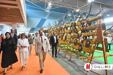 Maja Gojković és Juhász Bálint körbejárják a kiállítást (Fotó: Ótos András)