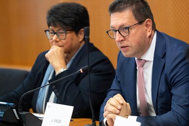 Jobbról Vincze Loránt, a konferencia házigazdája (Facebook/Vincze Loránt oldala)