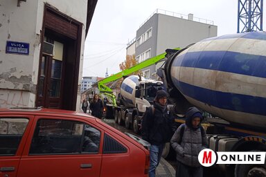 A közelmúltban a betonkeverő teherautók rendszeresen teljesen „eldugították” ezt a szűk utcát (Fotó: Szeli Balázs felvétele)