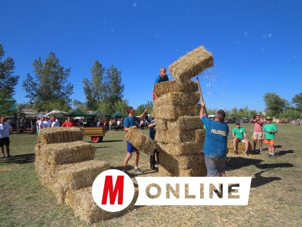 Erő, ügyesség és leleményesség szükséges a szalmabálatorony építéséhez (Csincsik Zsolt felvétele)