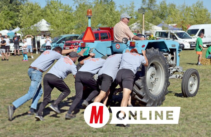 A legények könnyedén eltolták a nehéz traktort is