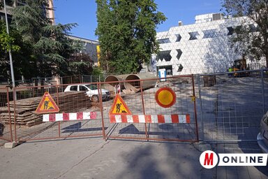 Az évek óta tartó csatornázási munkálatok miatt az egyetemvárosban továbbra is teljes forgalomkorlátozás van érvényben az új egyetemista központ körüli részen (Fotó: Szeli Balázs felvétele)