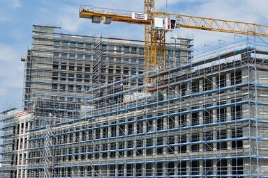 A kormány szerint a törvénynek köszönhetően egyensúly teremthető  a jogszerűen és az engedély nélkül építkezők között (Fotó: pixabay.com)