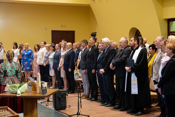 A Himnusz közös eléneklésével kezdődött az alkalmi műsor (Fotó: Vajdasági Magyar Művelődési Szövetség Facebook-oldala (AmigohVisuals))