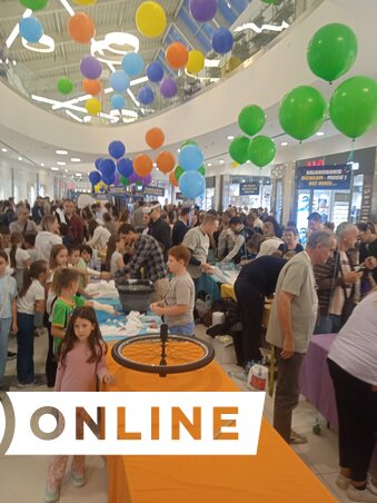 A BiG bevásárlóközpontban volt mit látni: fiatalok százai igyekeztek népszerűsíteni mindazt, ami tudományos téren érdekli őket (Fotó: Szeli Balázs felvétele)