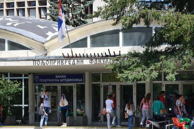 A Danas információi szerint több egyetemi kar már döntést is hozott arról, hogy csökkenti az önköltséges diákok számára a beiratkozáshoz szükséges alsó ponthatárt