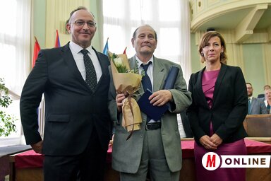 Balogh István (középen) Juhász Attila, a zentai községi képviselő-testület alelnöke és Burány Hajnalka polgármester társaságában az ünnepélyes díjátadón (Fotó: Gergely Árpád felvétele)