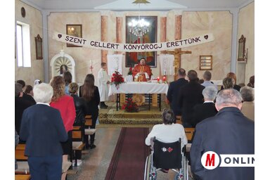 Ünnepi mise a törökfalui katolikus templomban (Csincsik Zsolt felvétele)