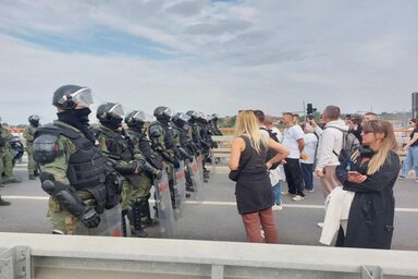 Rendőrök várták az újvidéki ellentüntetőket (Fotó: 021.rs)