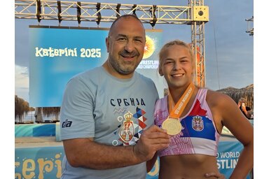 Dalibor és Maša Perović a vb-arannyal (Fotó: facebook.com/WrestlingSRB)