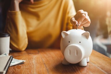 Gyerekkorban persely, felnőttkorban bankszámla – a pénzhez való viszonyunk végigkísér (Fotó: Pixabay)