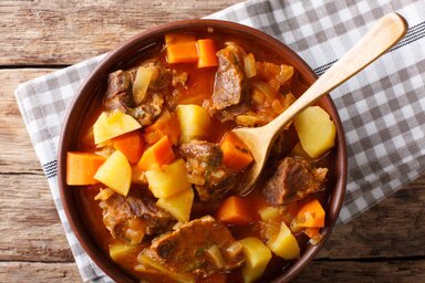 A valódi magyar gulyásleves: hagyma, paprika, hús, krumpli és csipetke (Fotó: Pixabay)