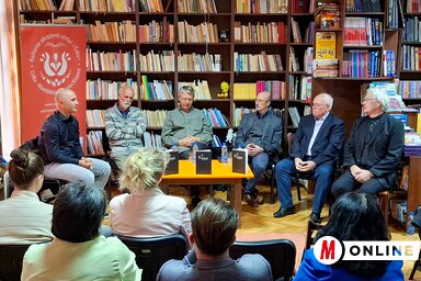 A beszélgetés során az érdeklődők betekintést kaphattak az újraindult Létünk folyóirat munkájába és írásaiba (Fotó: Kállai Göblös Nikoletta)