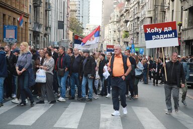 A blokádokat ellenzők a közszolgálati tévé előtt követeléseket fogalmaztak meg (Fotó: Beta)