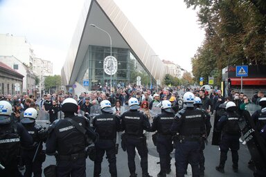 Rendőrök álltak sorfalat Belgrádban is a tüntetők és ellentüntetők között (Fotó: Beta)