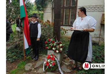 Nagykikindán a református templomban és a templomudvarban gyűlnek össze a megemlékezők (Fotó: Vidács Hajnalka)