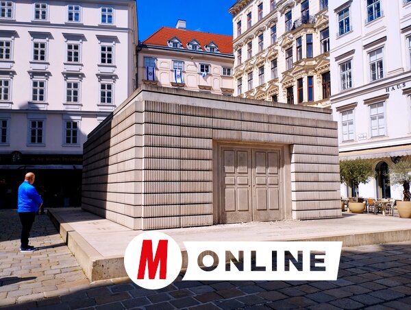 A Judenplatz Holokauszt-emlékmű csendben áll, szürke kőtömbjeivel az emlékezés szavak nélküli üzenetét hordozza (Fotó: Zabos Kasziba Angéla) A Judenplatz Holokauszt-emlékmű csendben áll, szürke kőtömbjeivel az emlékezés szavak nélküli üzenetét hordozza (Fotó: Zabos Kasziba Angéla)