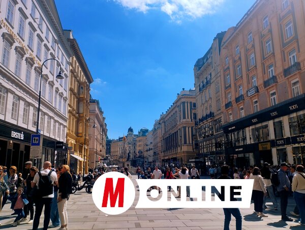 A Graben nyüzsgő utcáján múlt és jelen találkozik – itt sétál a város szíve, ahol a történelem árnyékai és a mindennapok fényei összefonódnak (Fotó: Zabos Kasziba Angéla) A Graben nyüzsgő utcáján múlt és jelen találkozik – itt sétál a város szíve, ahol a történelem árnyékai és a mindennapok fényei összefonódnak (Fotó: Zabos Kasziba Angéla)