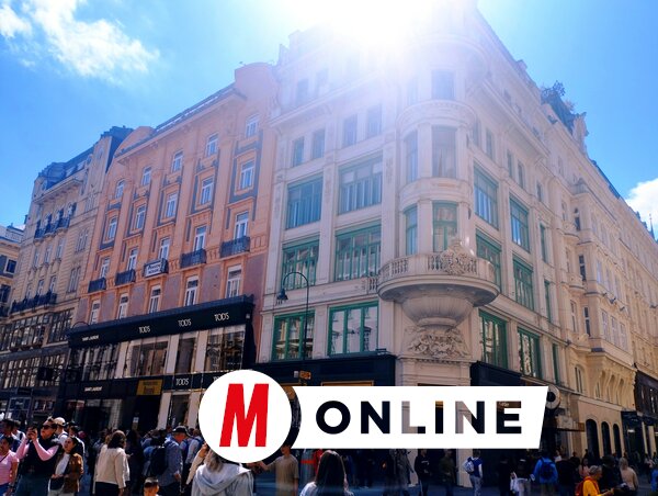 A Graben elegáns épületei fölött átszűrődik a napfény, aranyba vonva az utcán siető arcokat – a pillanat varázslata a város lüktetésében rejlik (Fotó: Zabos Kasziba Angéla) A Graben elegáns épületei fölött átszűrődik a napfény, aranyba vonva az utcán siető arcokat – a pillanat varázslata a város lüktetésében rejlik (Fotó: Zabos Kasziba Angéla)