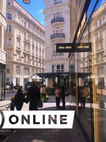Az elegáns bevásárlóutca kirakatai mögött a luxus ragyog, miközben a klasszikus bécsi házak homlokzatai a történelem halk suttogását őrzik (Fotó: Zabos Kasziba Angéla) Az elegáns bevásárlóutca kirakatai mögött a luxus ragyog, miközben a klasszikus bécsi házak homlokzatai a történelem halk suttogását őrzik (Fotó: Zabos Kasziba Angéla)