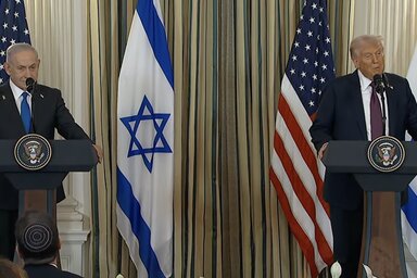 Donald Trump amerikai elnök (jobbról) és Benjámin Netanjahu izraeli kormányfő a béketerv részleteit ismerteti a Fehér Házban (Fotó: foxnews.com)