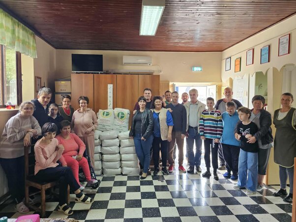 Topolya községben öt szervezetnek összesen 2400 kilogramm lisztet osztottak ki. A fotó a Bethesda Szeretetszolgálatban készült (Fotó: VASZ)