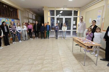 A bemutatott rajzok nemcsak a diákok kreativitását dicsérik, hanem a közösségi összekapcsolódást is jelképezik (Fotó: Varga Zoltán felvétele)