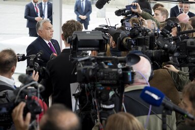 Orbán Viktor a média képviselőinek nyilatkozik (Fotó: MTI/Miniszteri Kommunikációs Főosztály)