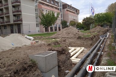 A székvárosban számos helyen még javában tart a hálózatfelújítás, de nem kell aggódnunk: emiatt senki sem fog fagyoskodni a lakásában (Fotó: Szeli Balázs felvétele)