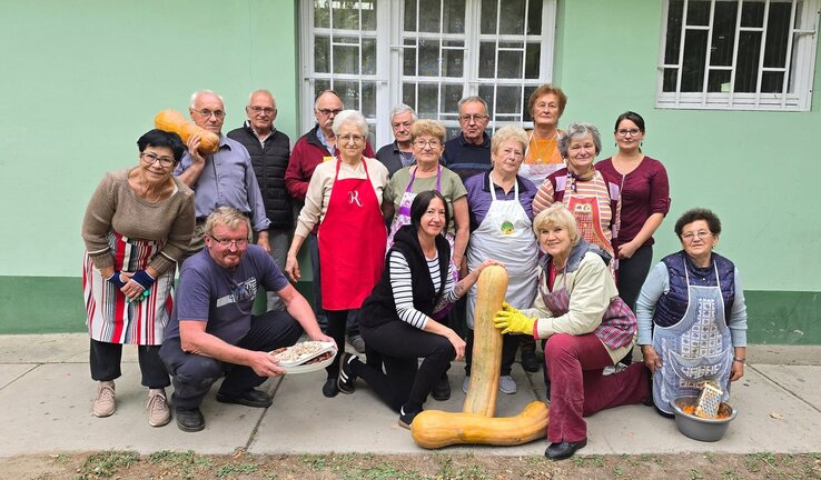 A Kertészlakban az idén is összegyűltek a helybeliek, hogy közösen reszeljék a fesztiválra szánt tököket (Fotó: Varga Zoltán felvétele)
