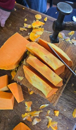 A gondosan előkészített tökdarabok a görhe és más hagyományos finomság alapját adják (Fotó: Varga Zoltán felvétele)