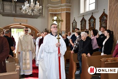 Ünnepi bevonulás a Szent Mihály római katolikus templomba (Fotó: Paraczky László)