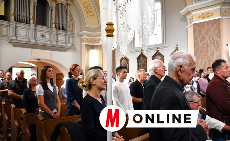 Az ünnepi szentmisére több vidéki család és hívő érkezett
